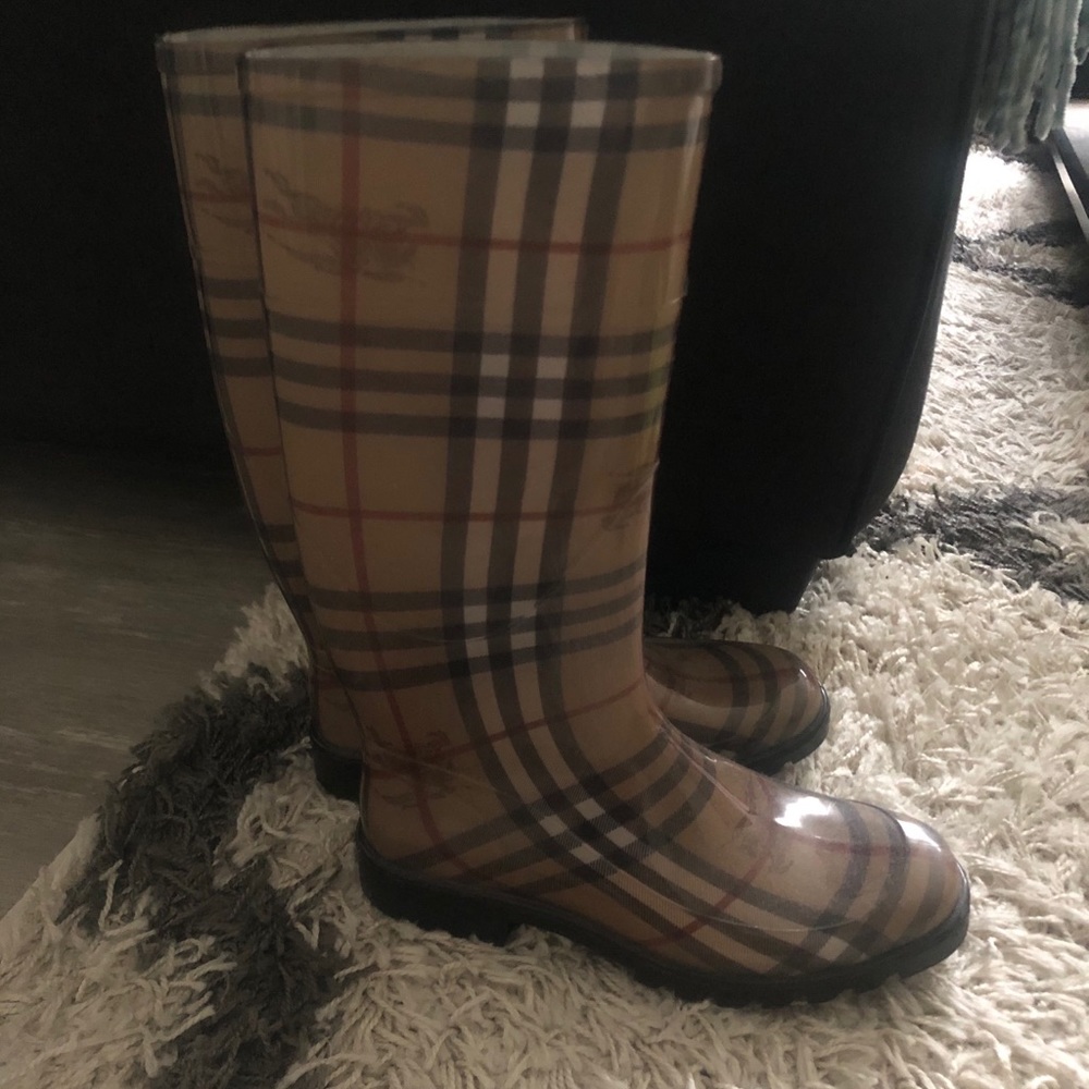 Burberry rain boots size 7! Rarely worn!